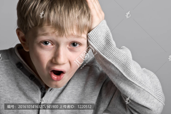 可愛(ài)的小孩帶著愚蠢的表情！?。? title=