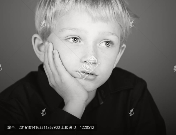 金發(fā)男孩看起來很沮喪
