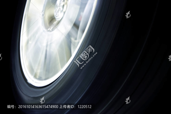 靠近移動(dòng)的汽車(chē)