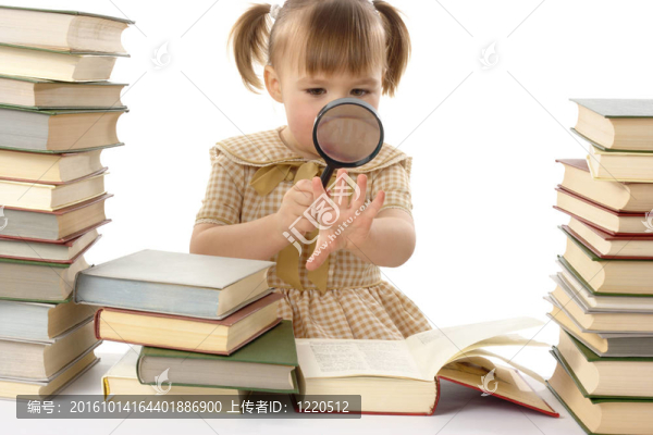 小女孩看著書通過放大鏡；回到學(xué)校