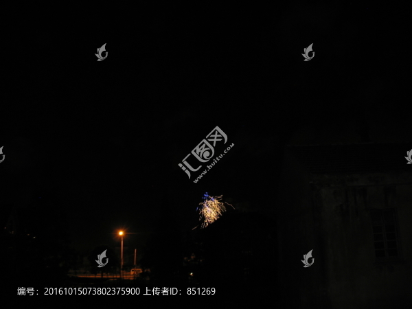 煙火與路燈