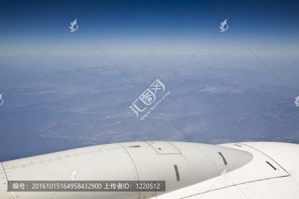 從機翼的平面上看；天空；海洋和陸地