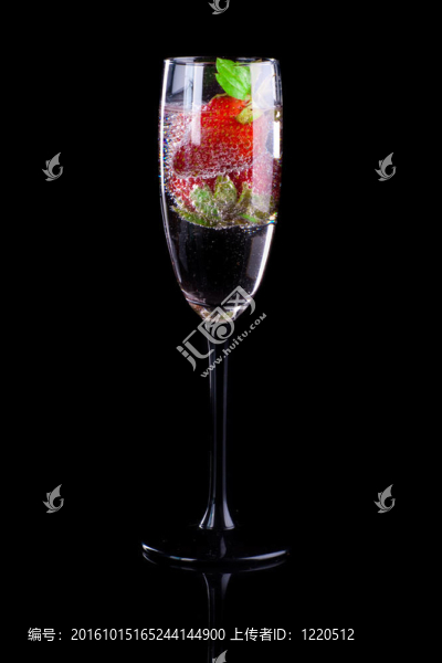 草莓雞尾酒。