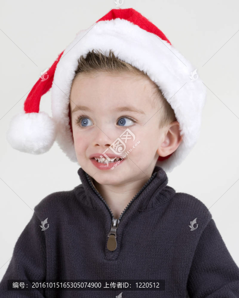 男孩在Santa帽