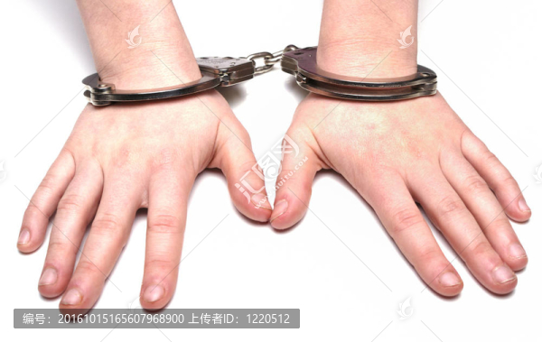 孩子帶著手銬的手