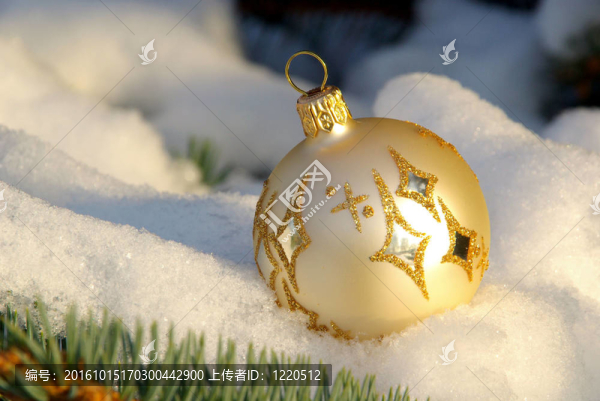 雪02中的圣誕球