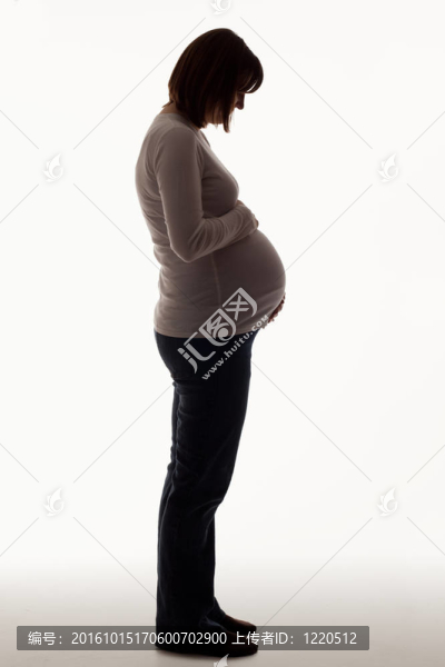 影子中的孕婦