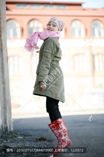 美麗的少女在戶外跳躍