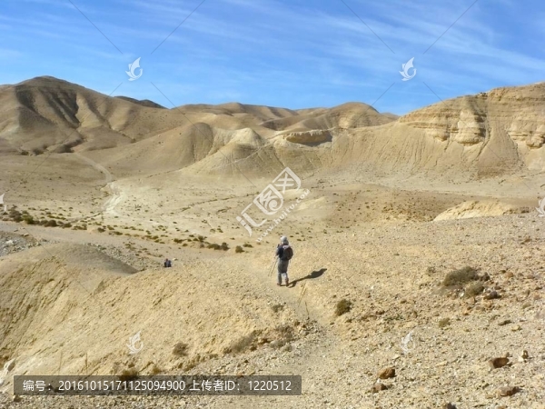 在Wadi,zeelim遠足。朱迪亞沙漠