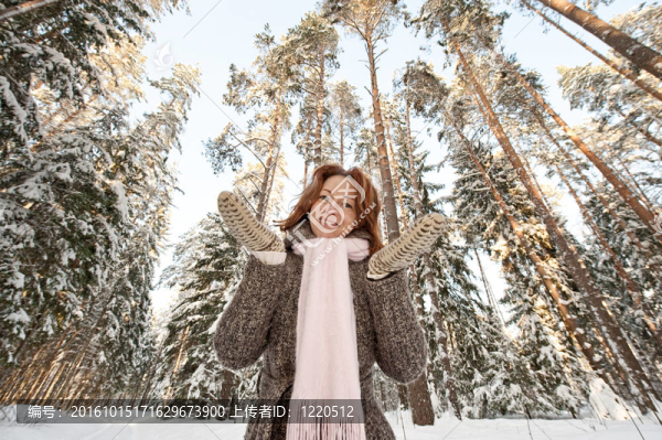 女人在森林