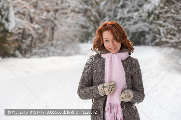 女人在森林