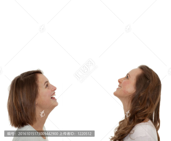 抬頭看那！兩個(gè)女孩在看和笑