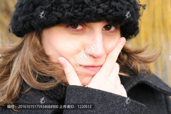 雪冬公園里的年輕女人