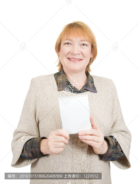 微笑的高級女子抱著空筆記本