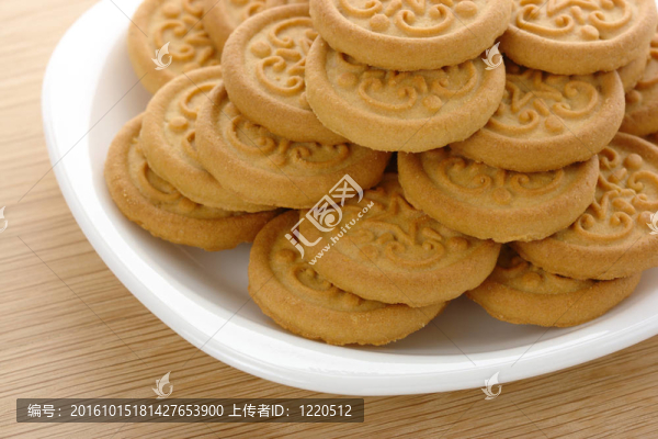 盤子上的黃色餅干