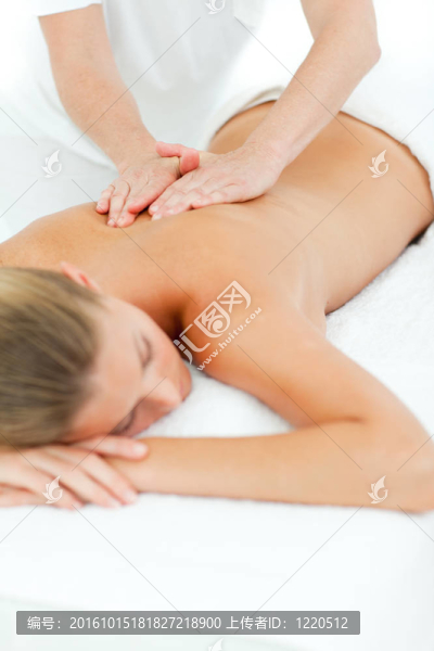 快樂的女人享受按摩