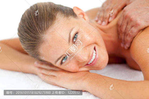 微笑女人享受按摩肖像