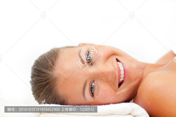 愉快的女人放松后的溫泉治療肖像