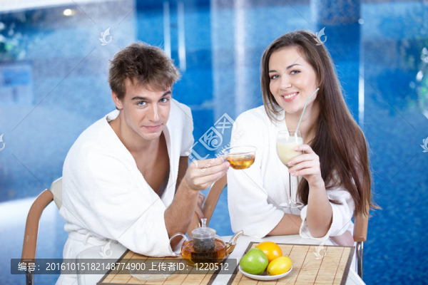 夫婦在咖啡館