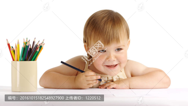 快樂的孩子畫出藍(lán)色的蠟筆
