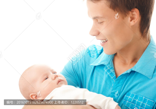 快樂的父親抱著他的小孩子