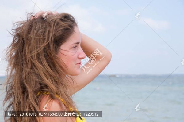 長(zhǎng)發(fā)女孩反對(duì)海洋