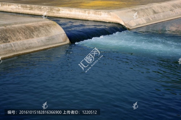藍(lán)色河流瀑布湖