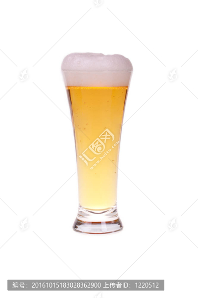白色背景玻璃上的啤酒