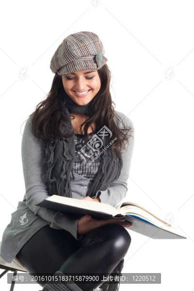 快樂(lè)的年輕女人讀的書