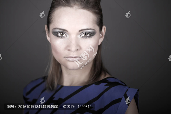 藍(lán)色背景下醒目的時(shí)裝模特