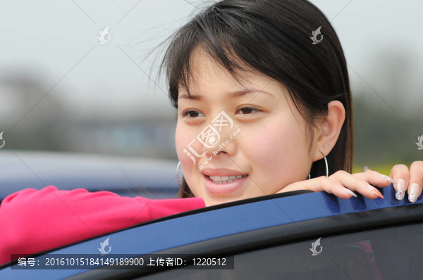 女孩和汽車