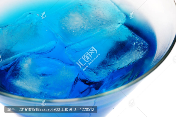 藍(lán)色雞尾酒與冰塊