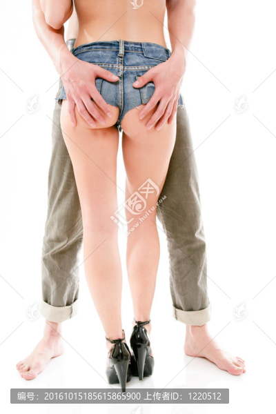 男人抱著一個女人的屁股