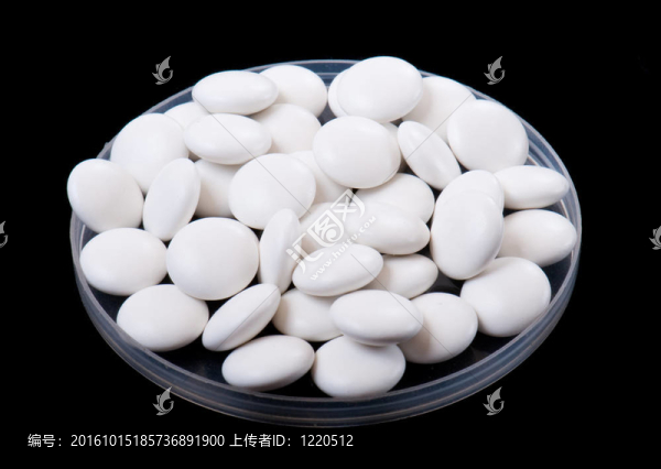 一個黑色的白色藥丸