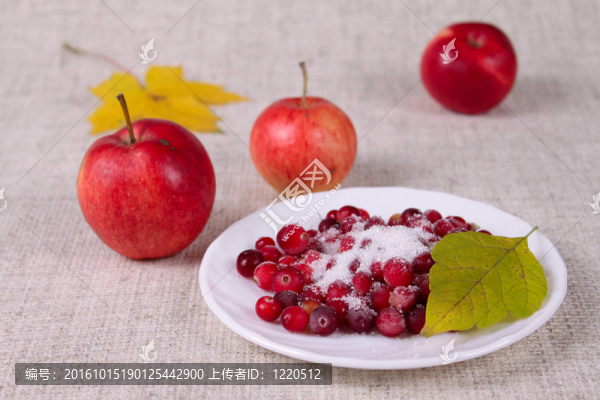 越桔撒上糖和紅蘋果