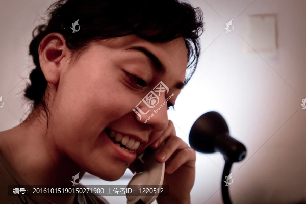 女孩在電話里微笑著在她的臥室里