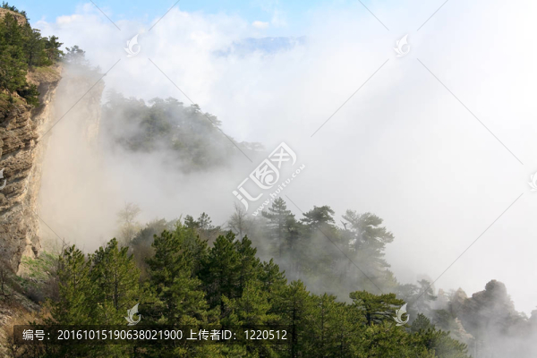 多云的山地景觀