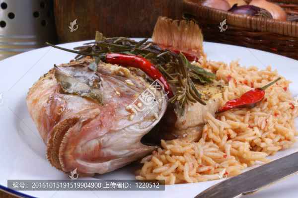 烤羅非魚與香料準備吃