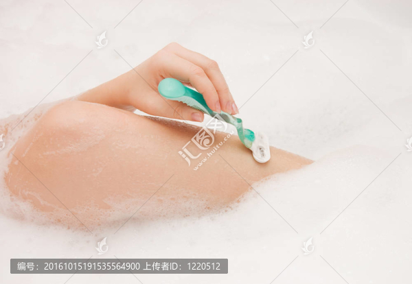 女孩刮腳泡沫