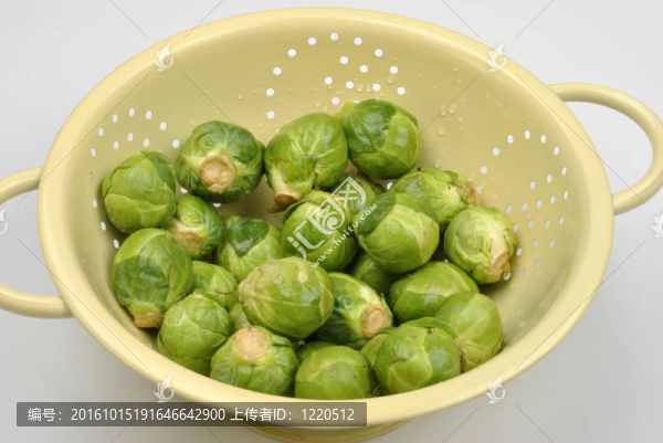 抱子甘藍洗凈，準(zhǔn)備做飯
