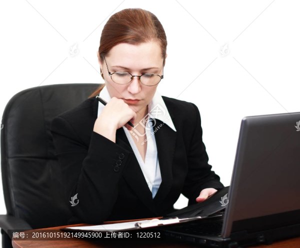 女性閱讀文檔