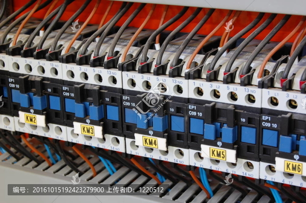 電氣繼電器；斷路器和鎮(zhèn)流器