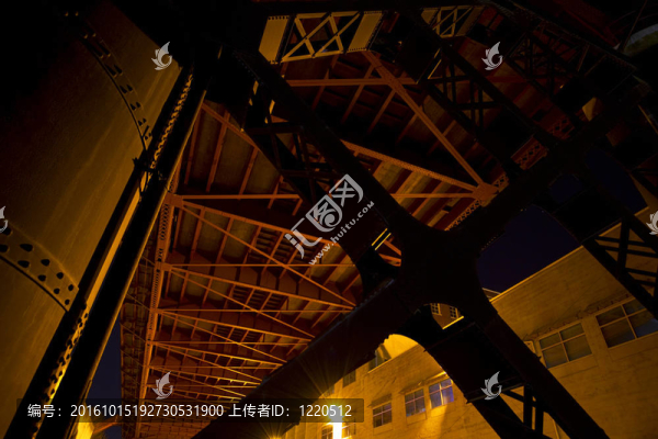 在工業(yè)區(qū)的橋下