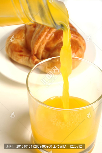 果汁和牛角包