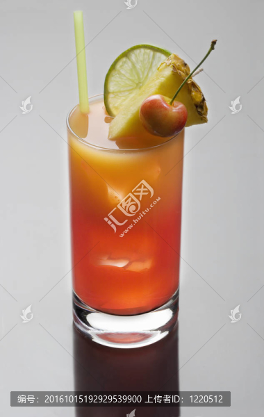 Mai,Tai,cocktail的灰色背景與反射