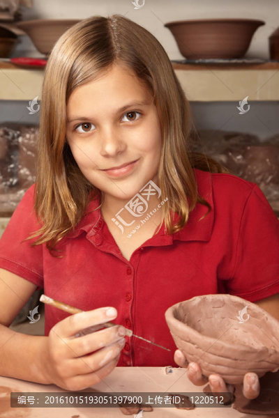 漂亮的年輕女孩在粘土工作室