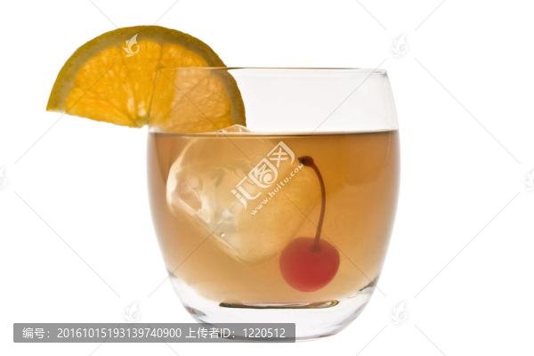 白色背景威士忌雞尾酒