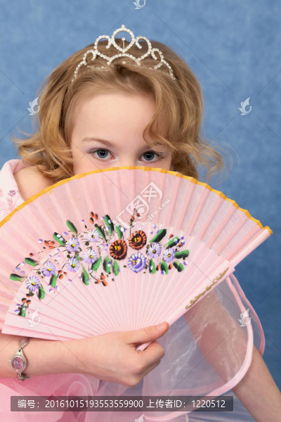 女孩害羞地臉上扇