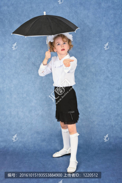 假想雨下帶著雨傘的女孩