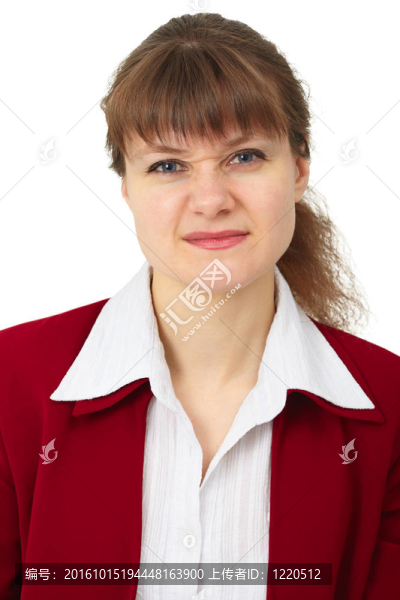 憤怒的年輕女子滿臉皺紋